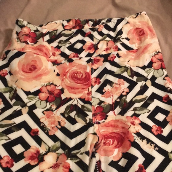 LuLaRoe leggings - Picture 2 of 3